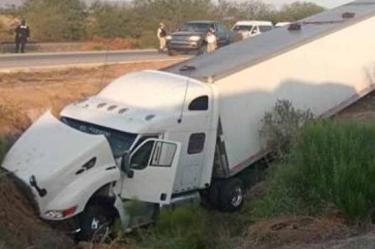 Tráiler con más de 130 migrantes sufre accidente en Sonora; reportan 14 lesionados