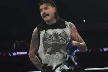 Dominik Mysterio con la camiseta de Rayados en sus manos.
