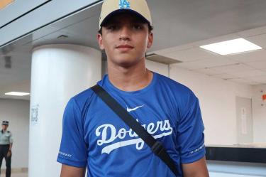 Ezequiel Rivera con gorra y playera de Dodgers.