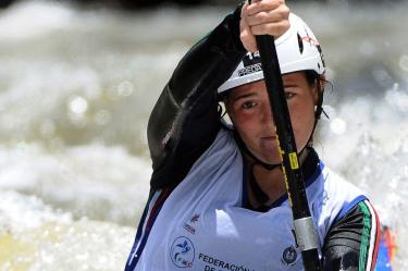 Sofía Reinoso en una competencia de canotaje