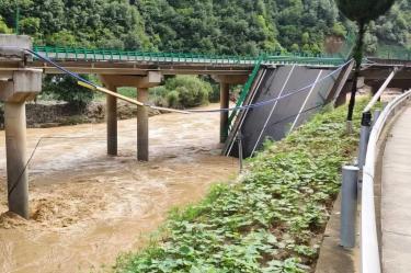 El colapso del puente dejó al menos 12 muertos. (Xinhua)