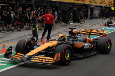 Monoplaza de McLaren en los pits.
