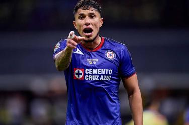 Carlos Salcedo con la camiseta de local de Cruz Azul.