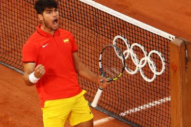 Carlos Alcaraz celebra punto ganado en los Juegos de París.