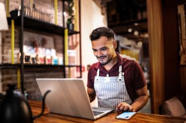 Hombre en escritorio con compu