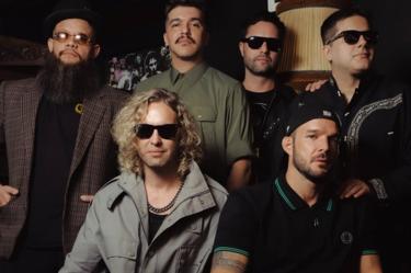 Los integrantes de la banda paraguaya de rock, Kchiporros