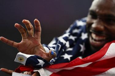 Noah Lyles, festejando su triunfo