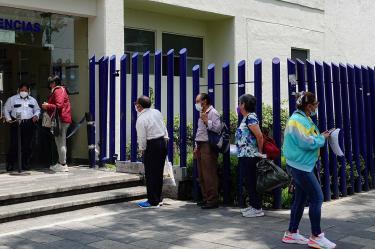 Personas formadas afuera del área de urgencias del Instituto Nacional de Enfermedades Respiratorias INER