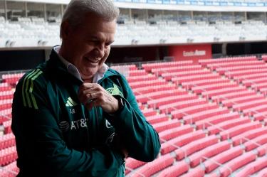 Javier Aguirre en el Estadio Akron previo al anuncio del México Vs Estados Unidos.