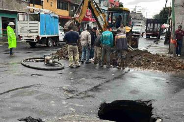 Fuga de aguas negras en colector profundo ocasiona enorme socavón en Iztapalapa.
