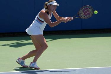 Ekaterina Alexandrova estirándose por una pelota.