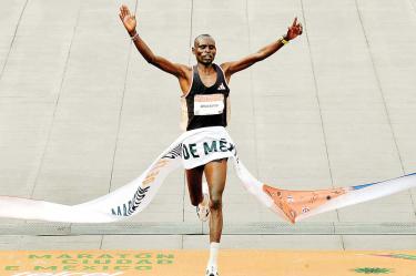 EDWIN KIPROP KIPTOO. Se llevó la Maratón de la Ciudad de México por segunda ocasión en su carrera y se hizo acreedor a un premio de 45,000 dólares, misma cantidad que Fancy Chemutai. Foto: @MaratonCDMX