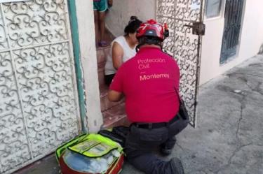 Elemento de protección civil atiende a una joven lesionada por el estallido de un tanque de gas
