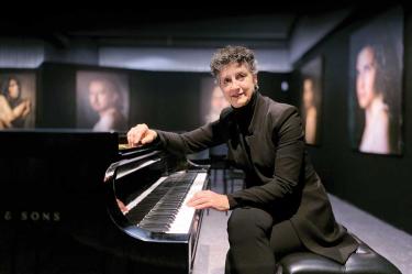 La pianista María José de Bustos y el fotógrafo Óscar Perfer ponen a dialogar obras de Bartók, Sibelius, Chopin y Brahms, con 12 fotografías instantáneas. Foto: Cortesía FIL