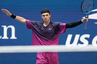 Jack Draper celebrando abierto de brazos.