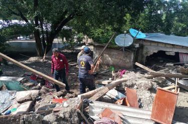 Personal de Protección Civil apoya a pobladores de la sierra de Guerrero donde lluvias dejaron incomunicadas a localidades