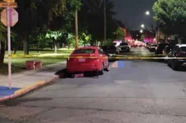 Calle en San Nicolás acordonada tras un accidente donde un hombre de 43 años falleció al chocar su scooter eléctrico contra un auto estacionado.