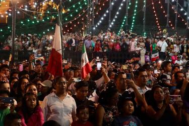 Personas reunidas en una explanada para celebrar el 15 de septiembre