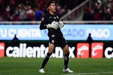 Raúl Rangel celebrando el gol de Chivas.