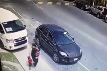 Camioneta sin frenos atrás de una mujer con sus dos hijos