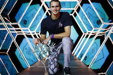 Alexander Zverev con el trofeo del Masters de París.