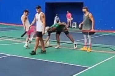 Jugador pateando cara de otro en partido de pickleball