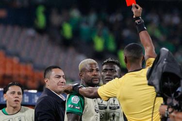 Efraín Juárez suspendido