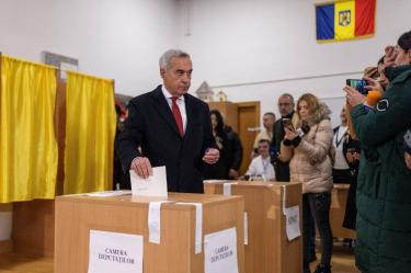 Calin Georgescu votando en las elecciones presidenciales de Rumania. (Reuters)