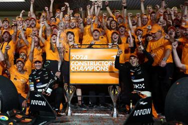 Equipo McLaren celebrando su Campeonato de Constructores.