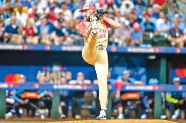 Garrett Crochet lanzando en el juego de las estrellas.