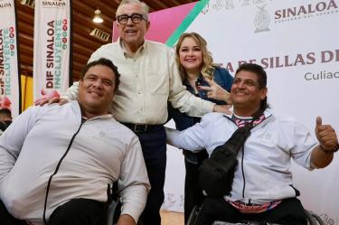 Rubén Rocha Moya, gobernador de Sinaloa, junto a basquetbolistas en silla de rueda