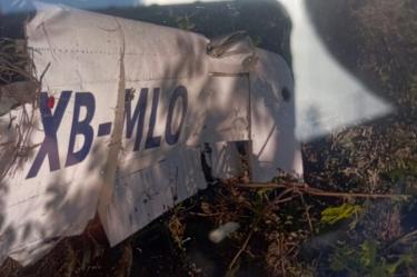 Parte de una avioneta tipo Cessna 207 desplomada en una zona boscosa de Jalisco