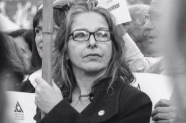 Fotografía en blanco y negro de Alejandra Darín participando en una manifestación. La actriz, conocida por su lucha gremial, sostiene una pancarta en defensa de los derechos laborales del colectivo artístico como presidenta de la Asociación Argentina de Actores.