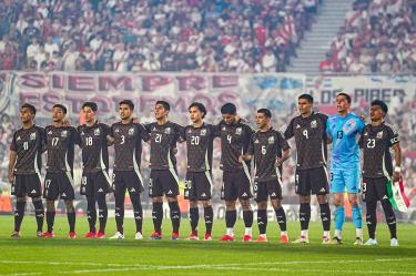Futbolistas de la Selección Mexicana durante el Himno Nacional en el encuentro ante River Plate.
