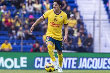 Alan Cervantes jugando con América.