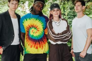 Miembros de Bloc Party en bosque
