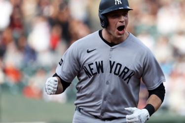 Nueva York se convirtió en el primer equipo en la historia de la MLB en iniciar un juego con tres jonrones consecutivos en dos ocasiones durante la misma campaña.