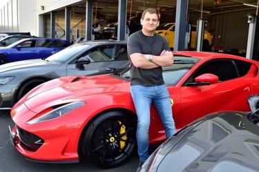 Oscar Gräper decidió sacar sus coches de lujo por un incendio a lado de su negocio. (Instagram)
