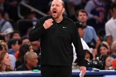Tom Thibodeau dando indicaciones.