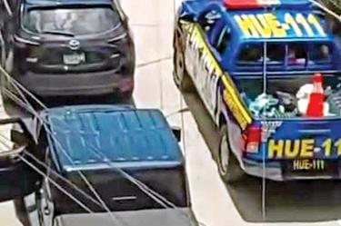 En videos que circulan en redes sociales se aprecia el momento en el que se encuentran los agreso-res y agentes en La Mesilla. Foto: Especial
