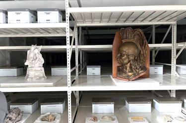 Piezas de arte en un estante.