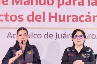 La gobernadora Evelyn Salgado Pineda, en compañía de la coordinadora nacional de Protección Civil, Laura Velázquez Alzúa