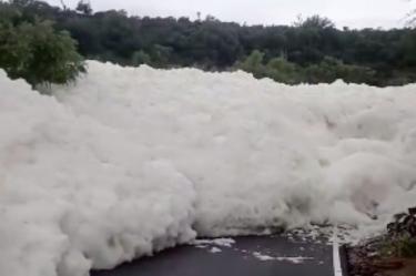 Espuma en carretera de Hidalgo.