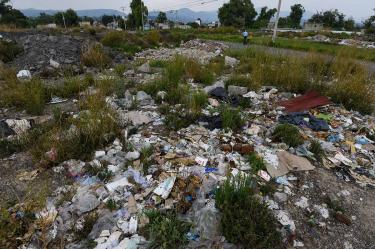 Escombro tirado en un terreno baldío