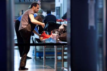 TSA elimina quitarse los zapatos en algunos aeropuertos (Reuters)