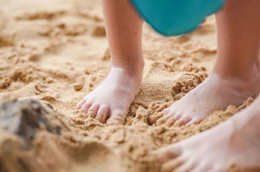 Cómo quitarte la arena de los pies sin agua