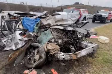 Vehículo gris destrozado tras choque con tráiler