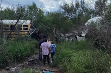 Transporte escolar se impacta contra tráiler en Reynosa