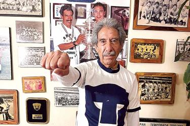 Carlos Sobuca García levanta el puño, símbolo del orgullo azul y oro.