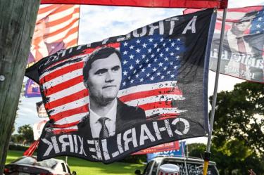 Millones de conservadores de EU caen en tributos falsos de IA a Charlie Kirk